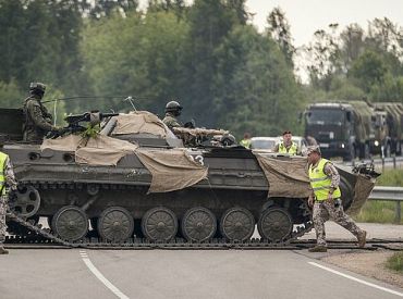 Военная техника союзников попала в аварию на Рижской окружной дороге