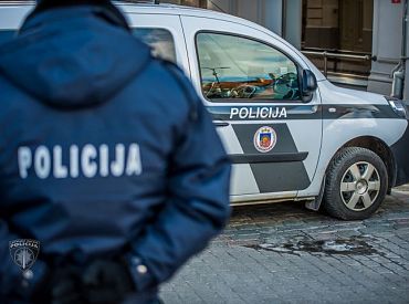 Pēc vairāku stundu slēpšanās mežā Rēzeknes novadā aiztur vīrieti ar vairākiem nereģistrētiem šaujamieročiem īpašumā