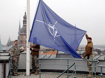 «Любые движения, которые ослабляют НАТО — опасны. Особенно для таких стран, как мы»: бывший мэр Риги