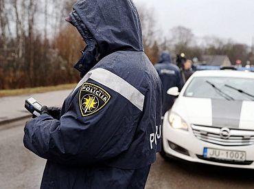 Ludzā iereibis autovadītājs bez tiesībām taranē policijas automašīnu