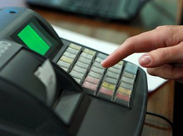 И зачем? Вместо компенсации парни взяли всю кассу: ограбление в Риге