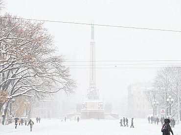 Латвию заметёт: в понедельник — снегопады по всей стране