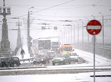 Otrdienas pēcpusdienā vairs tikai vietām nedaudz snigs un līs