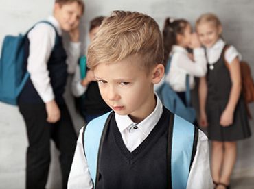 Skolu direktori drošības apsvērumu dēļ varēs pārmeklēt skolēnu mantas