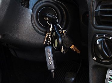 Полиция поймала угонщика без водительских прав; за месяц он украл четыре автомашины