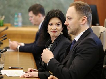 Opozīcijas deputāti iesnieguši priekšlikumu atļaut strādāt iedzīvotājiem bez Covid-19 sertifikāta