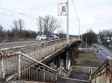 Iespējamas bīstamības dēļ uz nenoteiktu laiku sabiedriskā transporta kustībai slēdz Brasas tiltu