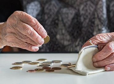 В 84 года осталась без пенсии и без помощи: жительница Екабпилса лишилась ВНЖ