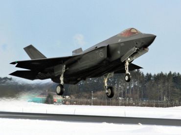 NATO patruļlidmašīnas pirmdienas pēcpusdienā vairākās vietās Latvijā radījušas skaļiem sprādzienam līdzīgus trokšņus