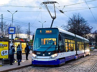 Rīgā tramvaja sliežu remontdarbu laikā 1., 2., 5., 10. tramvajs no pirmdienas kursēs caur Centrāltirgu