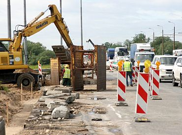 Autovadītājiem jārēķinās ar apgrūtinātiem braukšanas apstākļiem vairāk nekā 100 vietās īstenoto remontdarbu dēļ