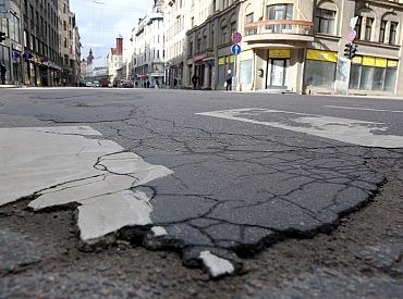 Puse no visiem autoceļu bedru izraisītajiem negadījumiem notiek Rīgā