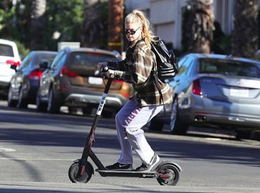 Saeima noraida ieceri atļaut elektroskrejriteņiem pārvietoties tikai pa brauktuvi un veloceļiem