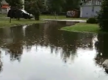 Rīgā sestdien turpinās ielu sakārtošanas darbi pēc spēcīgajām lietusgāzēm