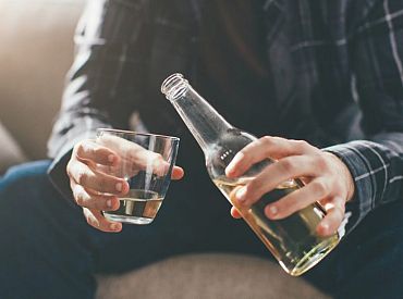 Aptauja: Latvijā pieaudzis iedzīvotāju skaits, kuri Covid-19 izplatības laikā alkoholu lieto vairāk