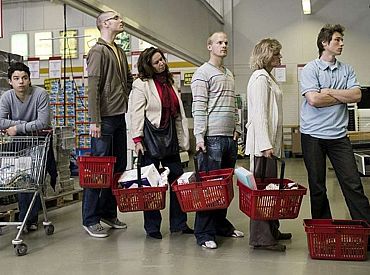 Aicinot iedzīvotājus nekrist panikā, Ģirģens piedāvā ierobežot cilvēku skaitu lielveikalos