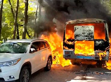 Brīvdienās degušas piecas vieglās automašīnas un autobuss