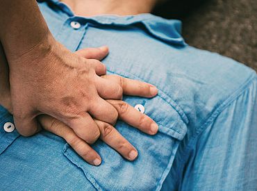 Rosina publiskās vietās izvietot defibrilatorus sirdsdarbības atjaunošanai