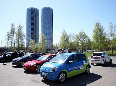 Сначала урежут льготы на парковках в центре: Рижская дума берется за электромобили