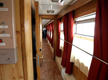 «Pasažieru vilciens» darbinieku jauno formastērpu dizainā investējis 4000 eiro