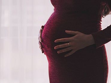 В Латвии нет системной поддержки несовершеннолетних беременных: Фонд Детской больницы