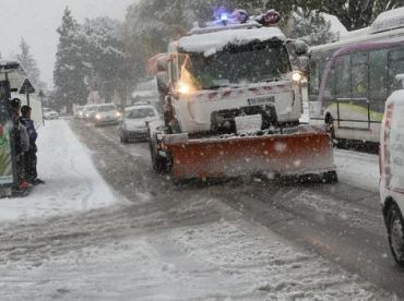 Rīgas ielās strādā visa ziemas tehnika, bet sniega apjoms uz brauktuvēm aizvien liels