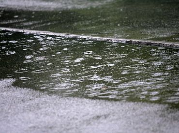 Латвийцев предупреждают о сильных дождях: обновленный прогноз