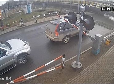 ”Kā cilvēki var nesaprast? Tas nav nekāds joks!” Katru dienu kāds šoferis paliek zem barjeras vai apstājas uz sliedēm