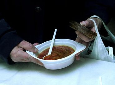 Atvērts vēl viens siltā ēdiena izdales punkts mazturīgajiem rīdziniekiem