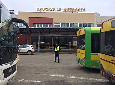 Daugavpils pašvaldības policija veikusi pārrunas ar aptuveni 800 pasažieriem par aizsargmasku lietošanu sabiedriskajā transportā