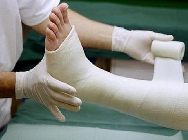 В Елгаве врачи не заметили у пациентки перелома ноги и отправили её домой «на своих двоих»