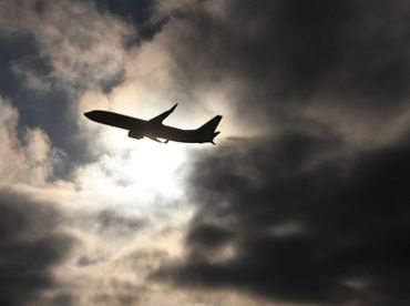 Пилот, успешно посадивший российский самолет в пшеничном поле, работает курьером: почему?