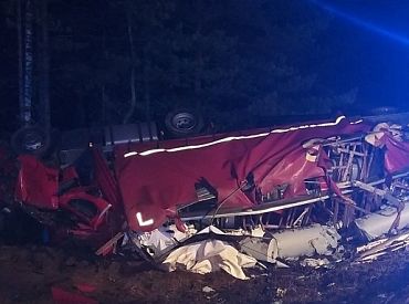Pēc trīs spēkratu sadursmes apgāžoties kravas automašīnai, gājis bojā tās vadītājs