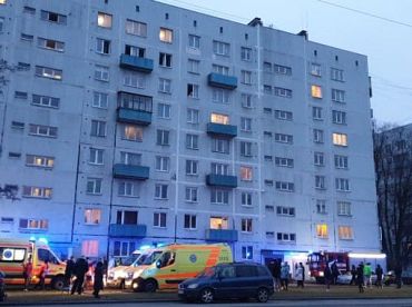 Imantā no degošas daudzstāvu dzīvojamās ēkas izglābti desmit cilvēki un vēl 20 evakuēti