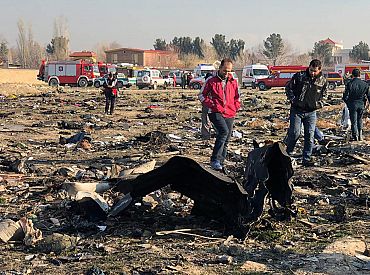 Irānā nogāzusies Ukrainas pasažieru lidmašīna ar vairāk nekā 170 cilvēkiem