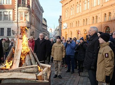 Aptuveni 150 cilvēki, tostarp, valsts politiskā elite Bastejkalnā godina barikāžu laikā kritušos