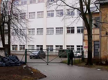 Laikraksts: Traģiskā apšaude Kandavas ielā varētu būt saistīta ar miljonos mērāmām summām