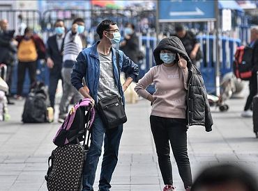 Plāno trešo valstu pilsoņiem slēgtās publiskās vietās noteikt sejas masku valkāšanu divas nedēļas pēc atgriešanas