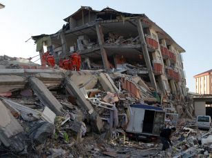 Zemestrīcē Turcijas austrumos vismaz 21 bojāgājušais, 1030 ievainoti