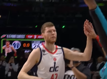 Bertāns izcīna trešo vietu NBA zvaigžņu spēles tālmetienu konkursā