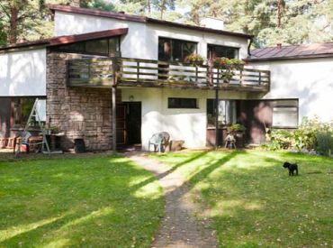 Pārdošanā par 1,3 miljoniem eiro izlikta Džemmas Skulmes māja Mežaparkā