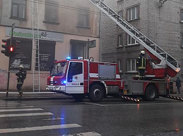 Degošas mājas dēļ Rīgā pilnībā bloķēta satiksme Krišjāņa Valdemāra ielā