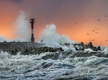 Baltijas jūrā spēkā sarkanās pakāpes brīdinājums par stipru vētru un lieliem viļņiem