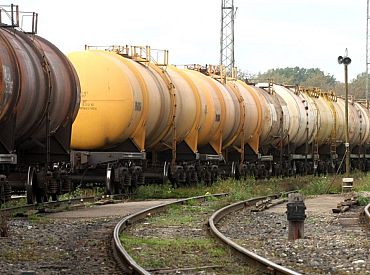 Par būtiskiem pārkāpumiem aptur naftas bāzes darbību Daugavpilī