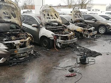 Rīgā automašīnu pārdošanas laukumā aizvadītajā naktī dedzis 21 spēkrats
