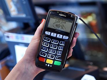 Vāc parakstus par iespēju skolēniem un skolotājiem izglītības iestādēs norēķināties ar bankas kartēm