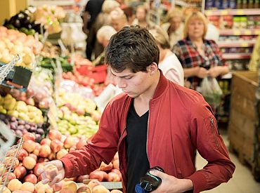 «Maxima Latvija»: Vīrieši arvien vairāk savos pirkumos iekļauj svaigus augļus, dārzeņus, ūdeni un dažādus gaļas produktus