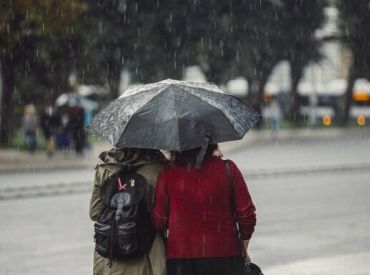 Piektdien debesis aizklās biezi mākoņi, daudzviet gaidāmas pērkona lietusgāzes