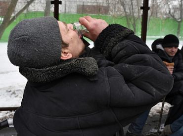 Одеколон и самогон вытесняют водку: что на самом деле пьют в Латвии?