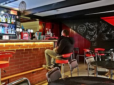 Restorānu biedrība aicina nespīdzināt uzņēmējus ar jaunām prasībām un slēgt ēdināšanas zāles